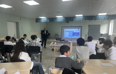 ეროვნული ბანკის საბჭოს წევრი თეიმურაზ ხომერიკი დაზოგვის დღისადმი მიძღვნილ საინფორმაციო კამპანიაში ჩაერთო